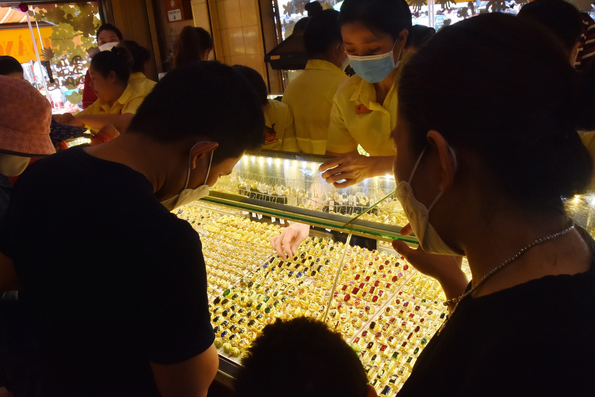 Gi&aacute; v&agrave;ng h&ocirc;m nay, 13-3: V&agrave;ng thế giới bị b&aacute;n chốt lời- Ảnh 1.