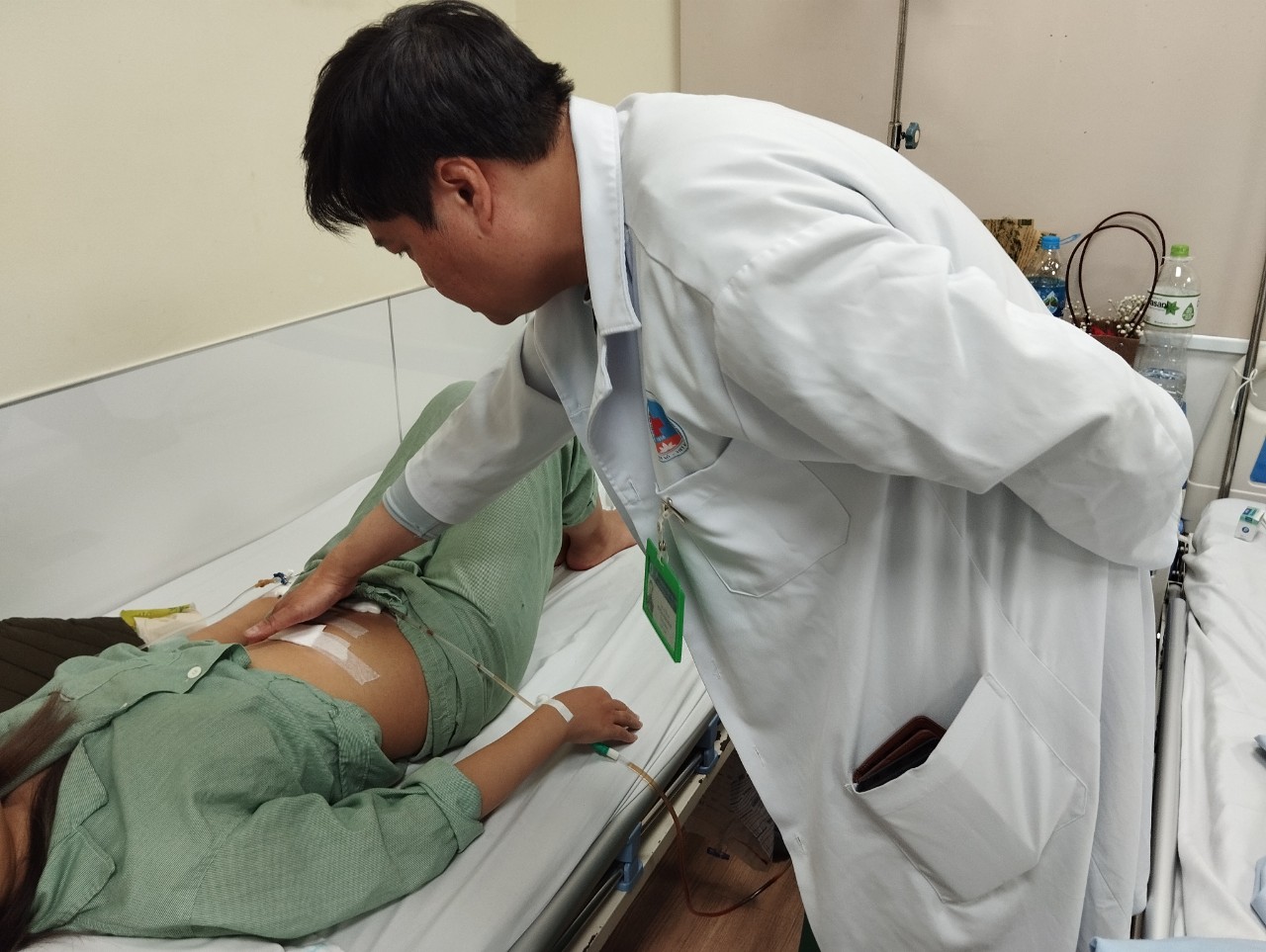C&ocirc; g&aacute;i trẻ bị chiếc ghim sắt đ&acirc;m thủng ruột non- Ảnh 1.