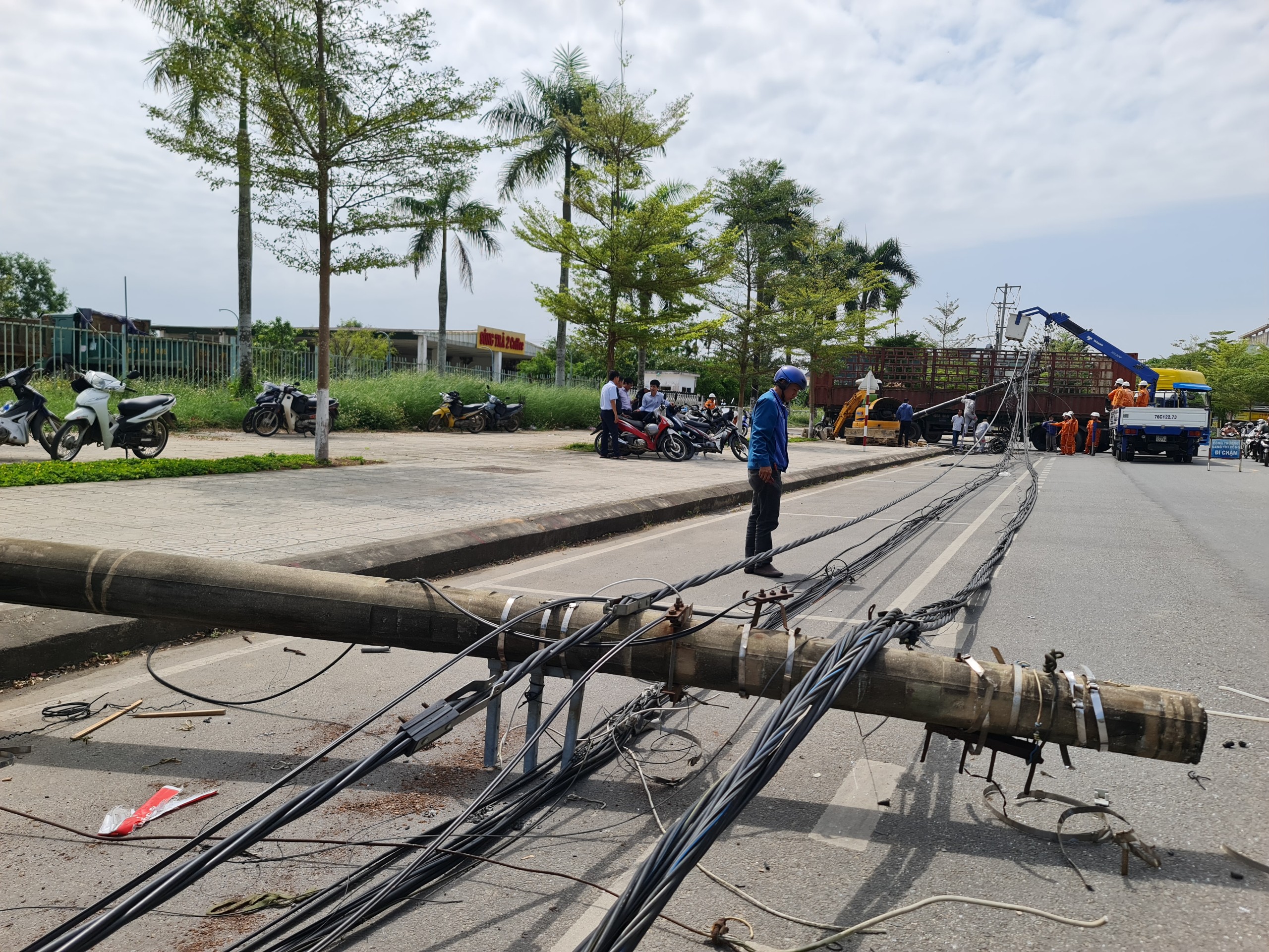 Đi v&agrave;o đường cấm, xe đầu k&eacute;o 