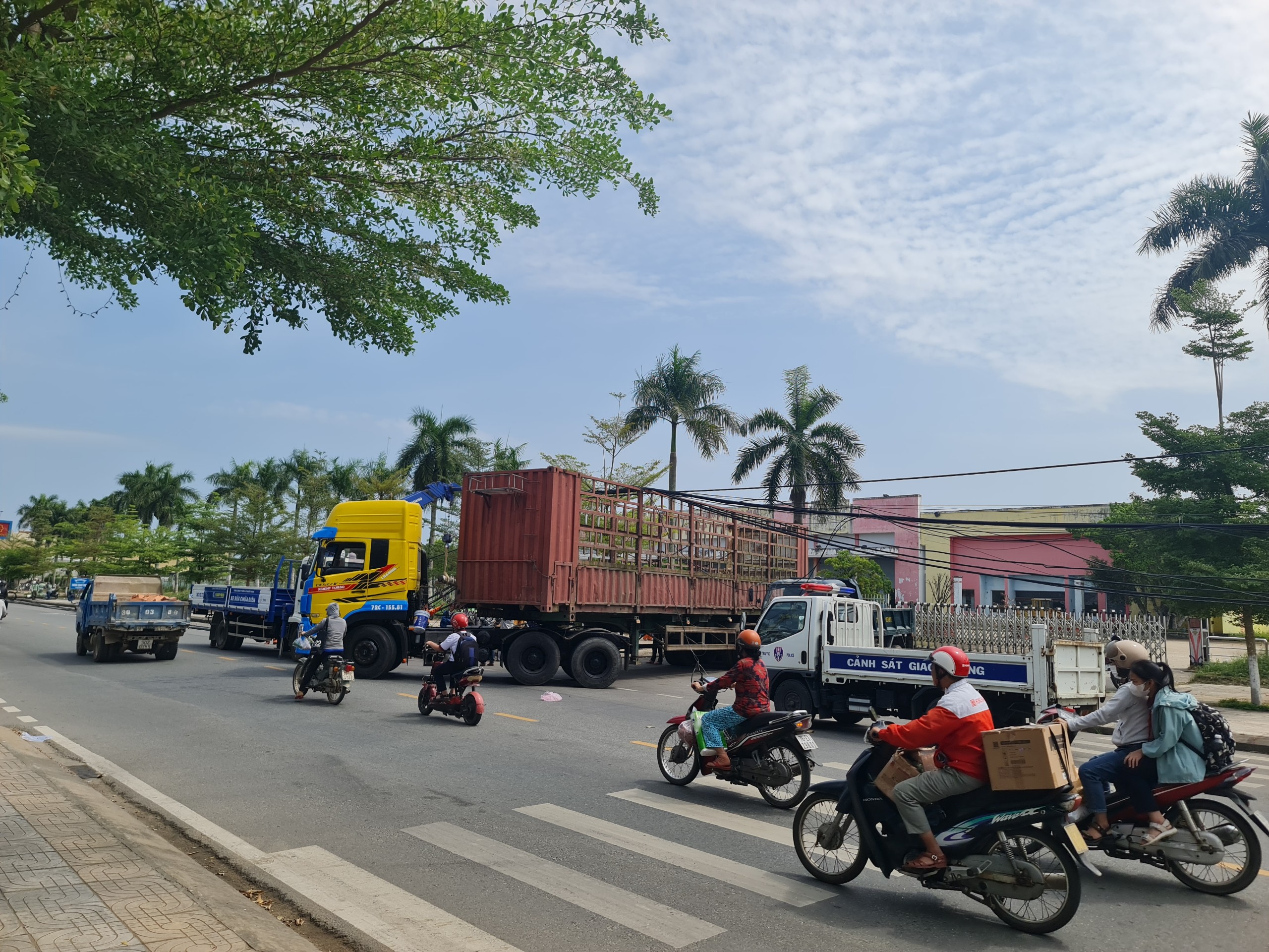 Đi v&agrave;o đường cấm, xe đầu k&eacute;o 