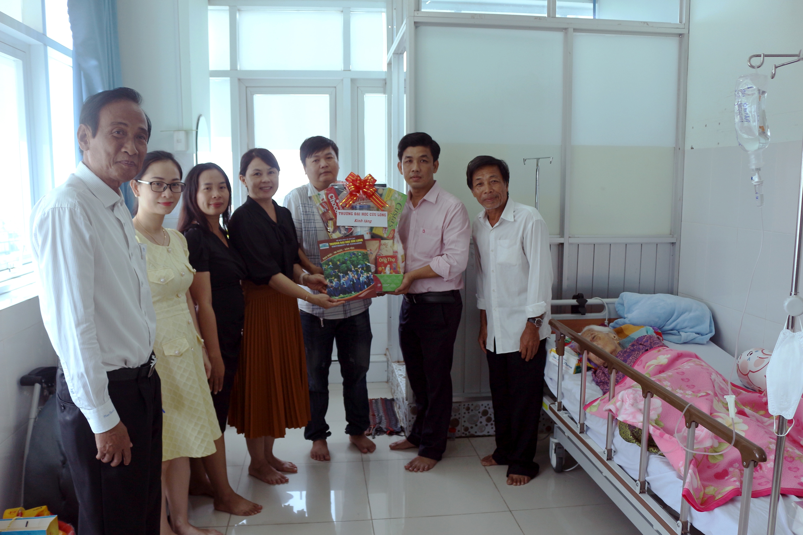 Trường ĐH Cửu Long thăm v&agrave; hỗ trợ c&aacute;c Mẹ Việt Nam anh h&ugrave;ng- Ảnh 1.
