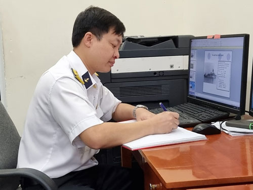 Thiếu t&aacute; Nguyễn Tiến Xu&acirc;n - trợ l&yacute; t&aacute;c chiến, thuộc Ph&ograve;ng Tham mưu, V&ugrave;ng 4 Hải qu&acirc;n - l&agrave; con trai của liệt sĩ thượng &uacute;y Nguyễn Mậu Phong, Chỉ huy trưởng đảo Gạc Ma. Ảnh: NVCC