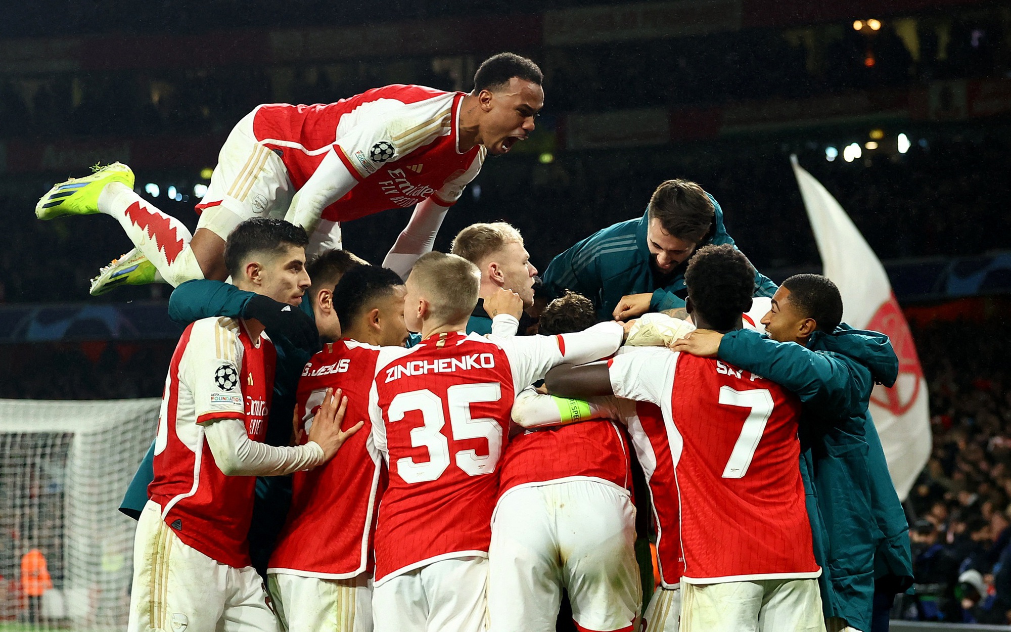 "Đấu súng" nghẹt thở, Arsenal phá dớp vào tứ kết Champions League 