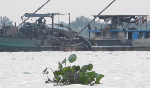 Ba con t&agrave;u kh&ocirc;ng gắn số hiệu của C&ocirc;ng ty Đ&ocirc;ng Tiến khai th&aacute;c c&aacute;t tr&aacute;i ph&eacute;p từ khuya đến s&aacute;ng tr&ecirc;n hồ Dầu Tiếng  Ảnh: SỸ HƯNG
