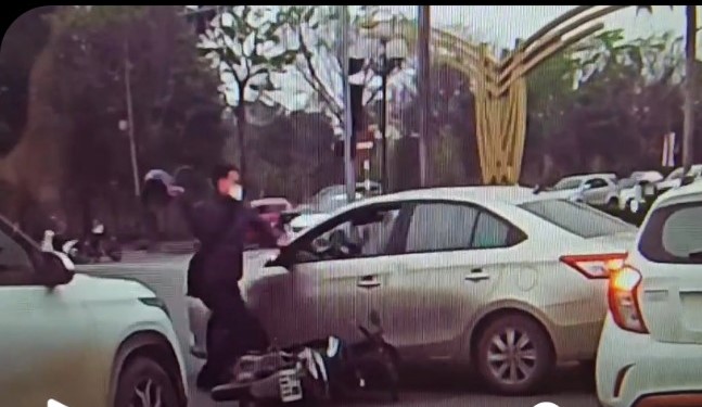 Người đ&agrave;n &ocirc;ng đập vỡ k&iacute;nh &ocirc;t&ocirc; sau va chạm giao th&ocirc;ng l&agrave; c&aacute;n bộ hải quan- Ảnh 1.