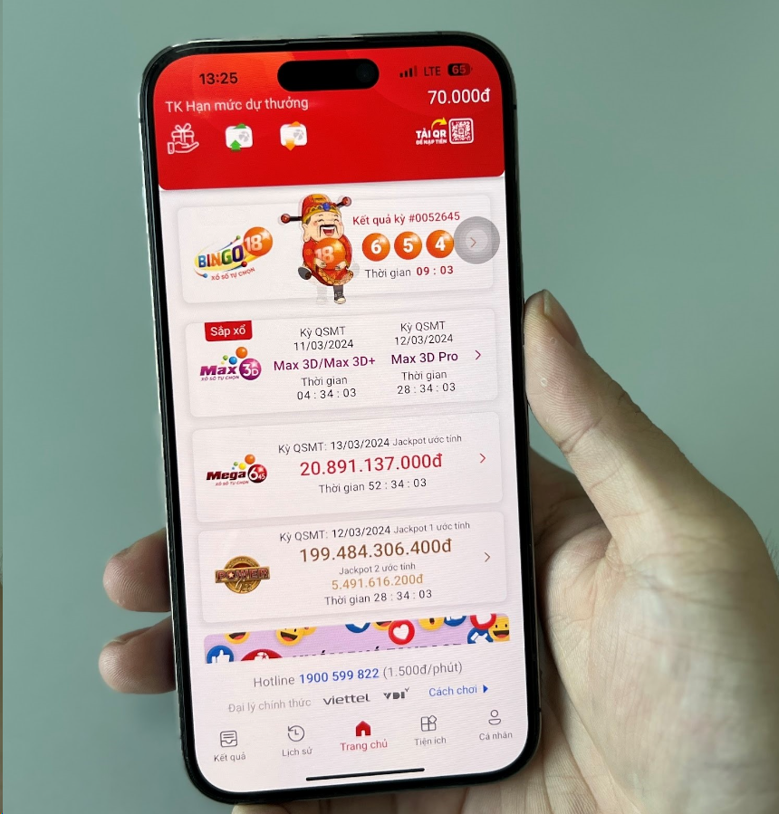 A hand holding a cellphone  Description automatically generated