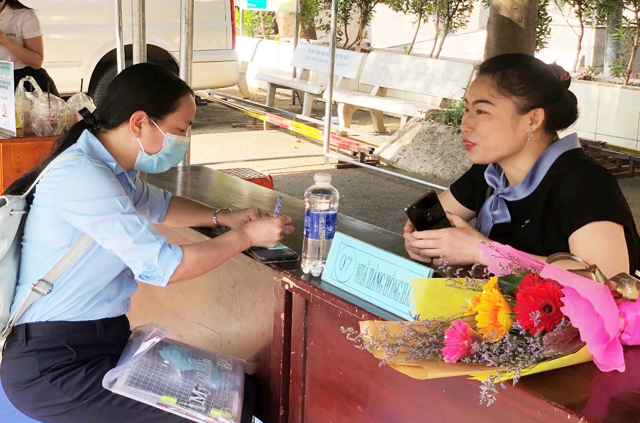 Doanh nghiệp phỏng vấn ứng viên tại sàn giao dịch việc làm do Trung tâm Dịch vụ việc làm TP HCM tổ chức