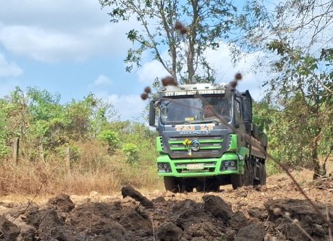 Mỏ c&aacute;t lậu ngay gần trụ sở x&atilde; hoạt động rầm rộ- Ảnh 2.
