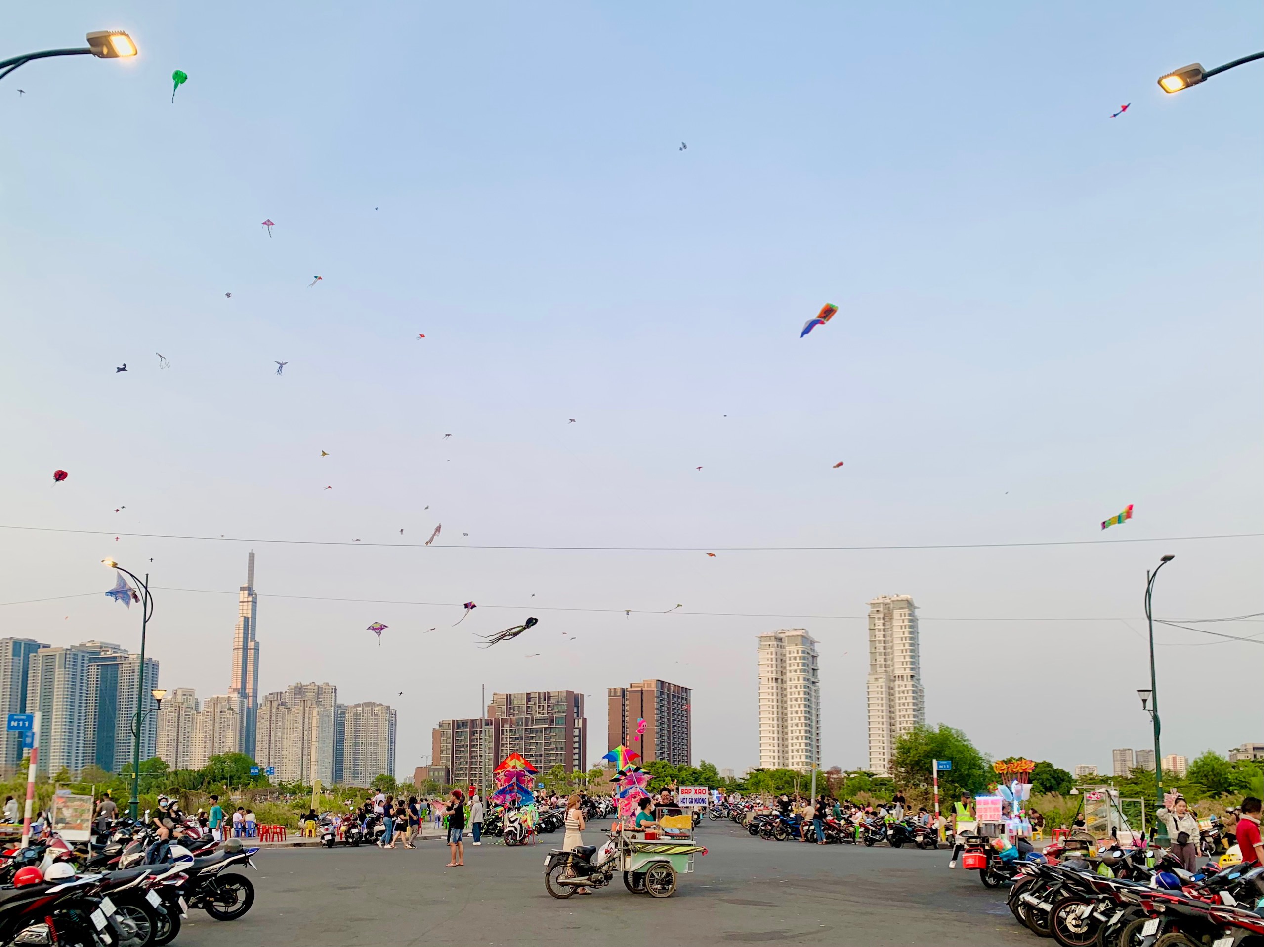 Khu đất trống dưới ch&acirc;n cầu Ba Son th&agrave;nh b&atilde;i thả diều, thu h&uacute;t rất đ&ocirc;ng người d&acirc;n đến vui chơiẢnh: Th&ugrave;y An