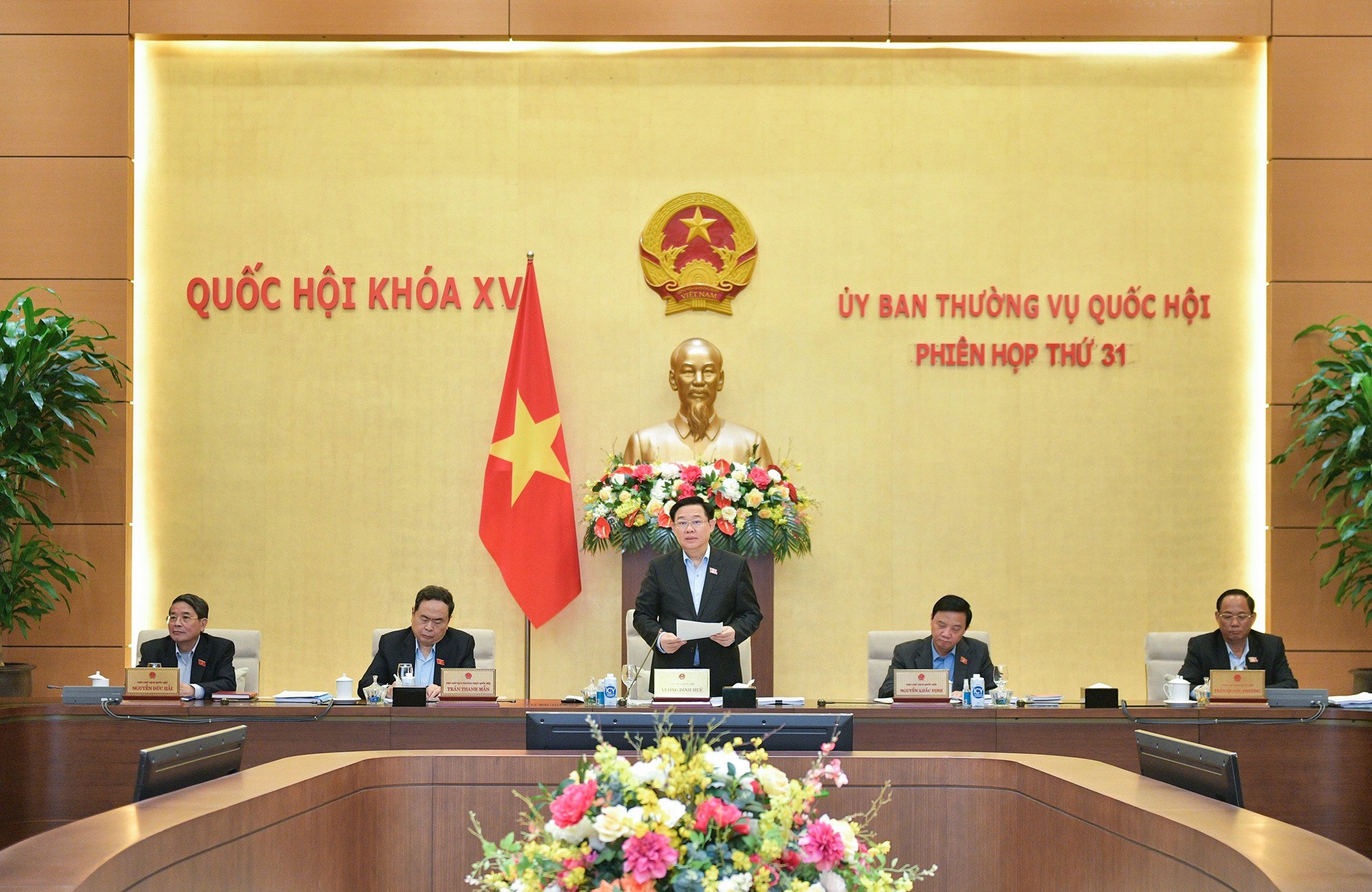 Chủ tịch Quốc hội Vương Đ&igrave;nh Huệ ph&aacute;t biểu chỉ đạo tại Phi&ecirc;n họp