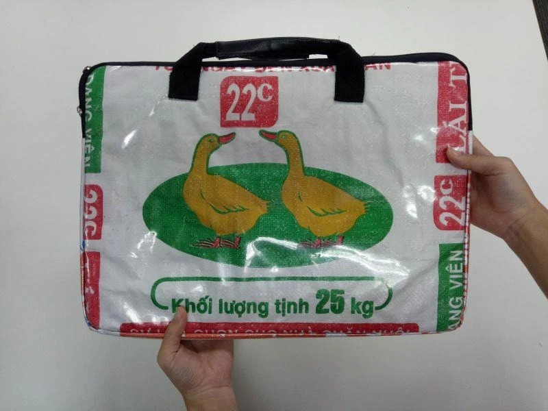 Sốc với v&ograve;ng tay băng keo, d&eacute;p nhựa, t&uacute;i 