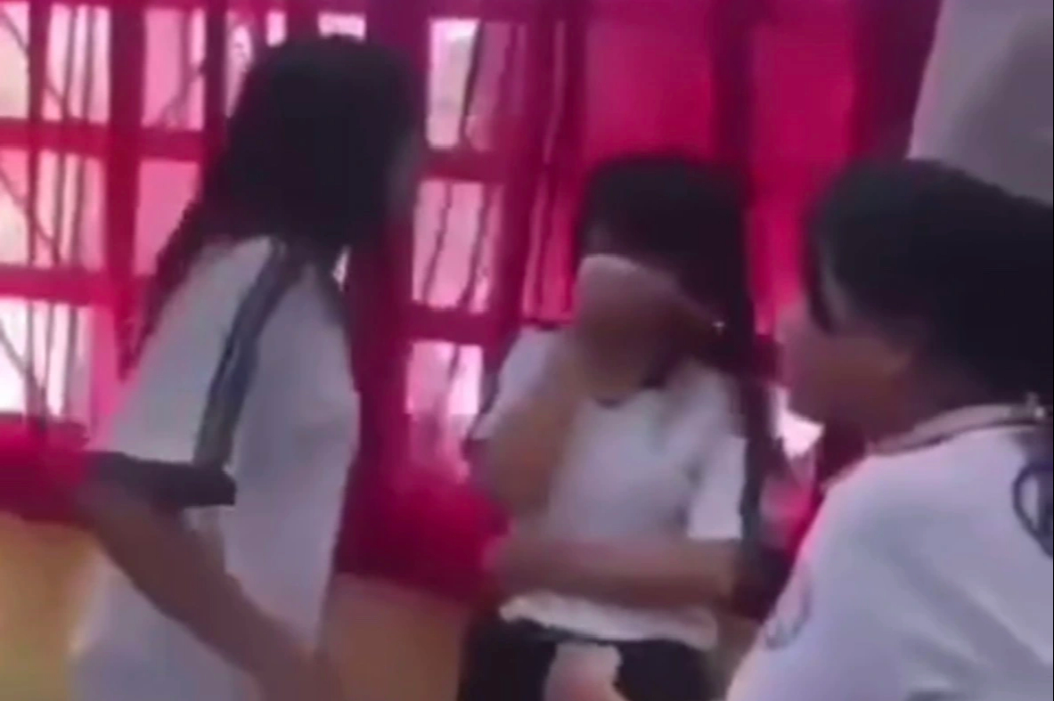 Nữ sinh lớp 6 đánh bạn dã man ngay lớp học vì hỏng son môi- Ảnh 1.