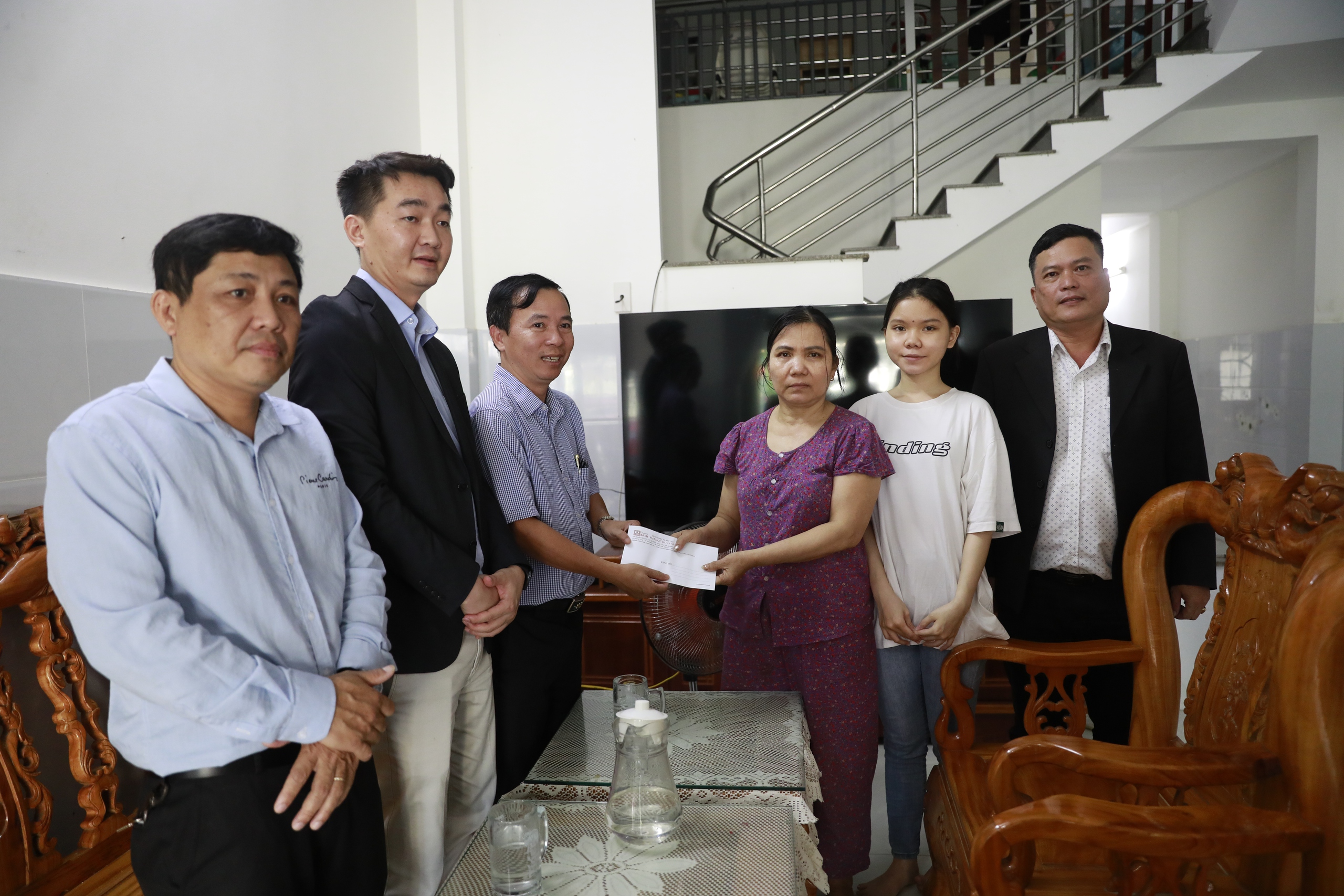 Đ&agrave; Nẵng: Con g&aacute;i cựu binh Gạc Ma nhận học bổng to&agrave;n phần- Ảnh 1.