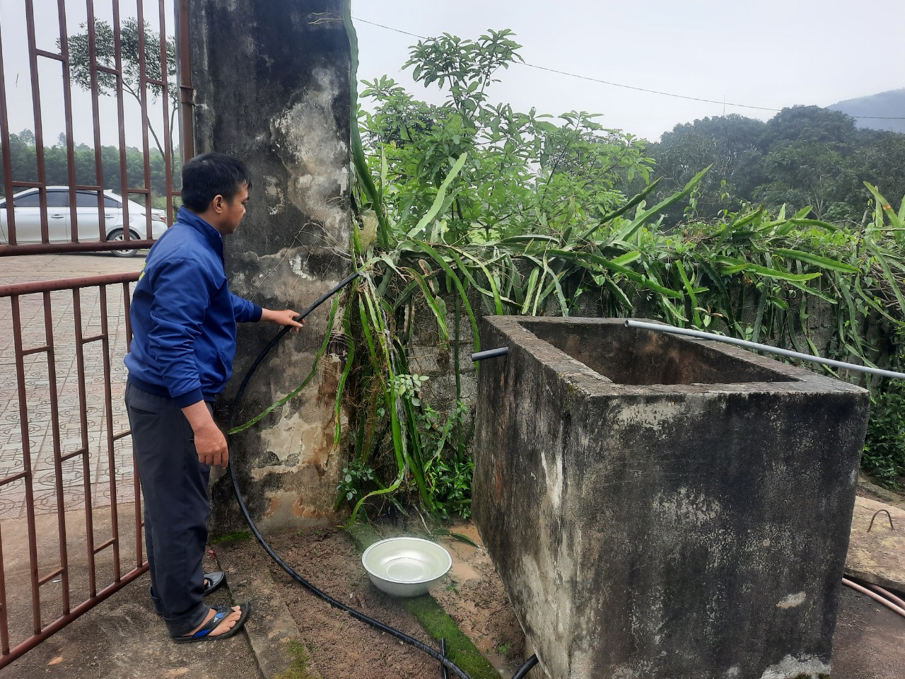 Hàng trăm người dân ở cạnh nhà máy nước mà vẫn