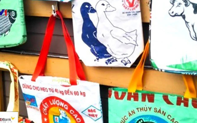 Sốc với v&ograve;ng tay băng keo, d&eacute;p nhựa, t&uacute;i 