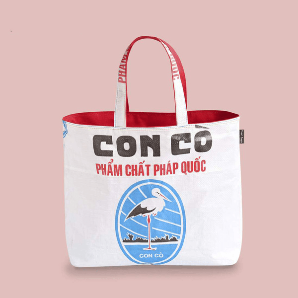 Sốc với v&ograve;ng tay băng keo, d&eacute;p nhựa, t&uacute;i 