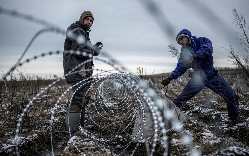 H&agrave;ng r&agrave;o d&acirc;y th&eacute;p gai ở một khu vực Ukraine đặt ph&ograve;ng tuyến. Ảnh: Reuters
