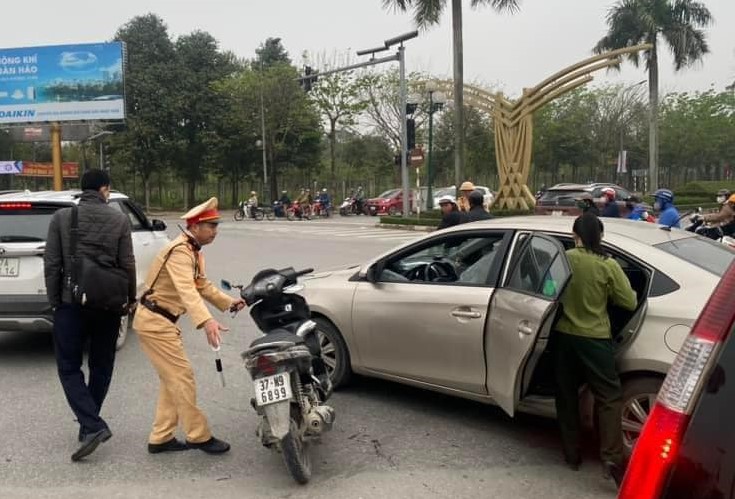 Người đ&agrave;n &ocirc;ng đập vỡ k&iacute;nh &ocirc;t&ocirc; sau va chạm giao th&ocirc;ng l&agrave; c&aacute;n bộ hải quan- Ảnh 2.