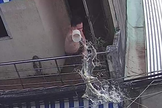 Người đ&agrave;n &ocirc;ng trở th&agrave;nh nỗi &aacute;m ảnh của người d&acirc;n trong con hẻm ở quận T&acirc;n B&igrave;nh- Ảnh 2.