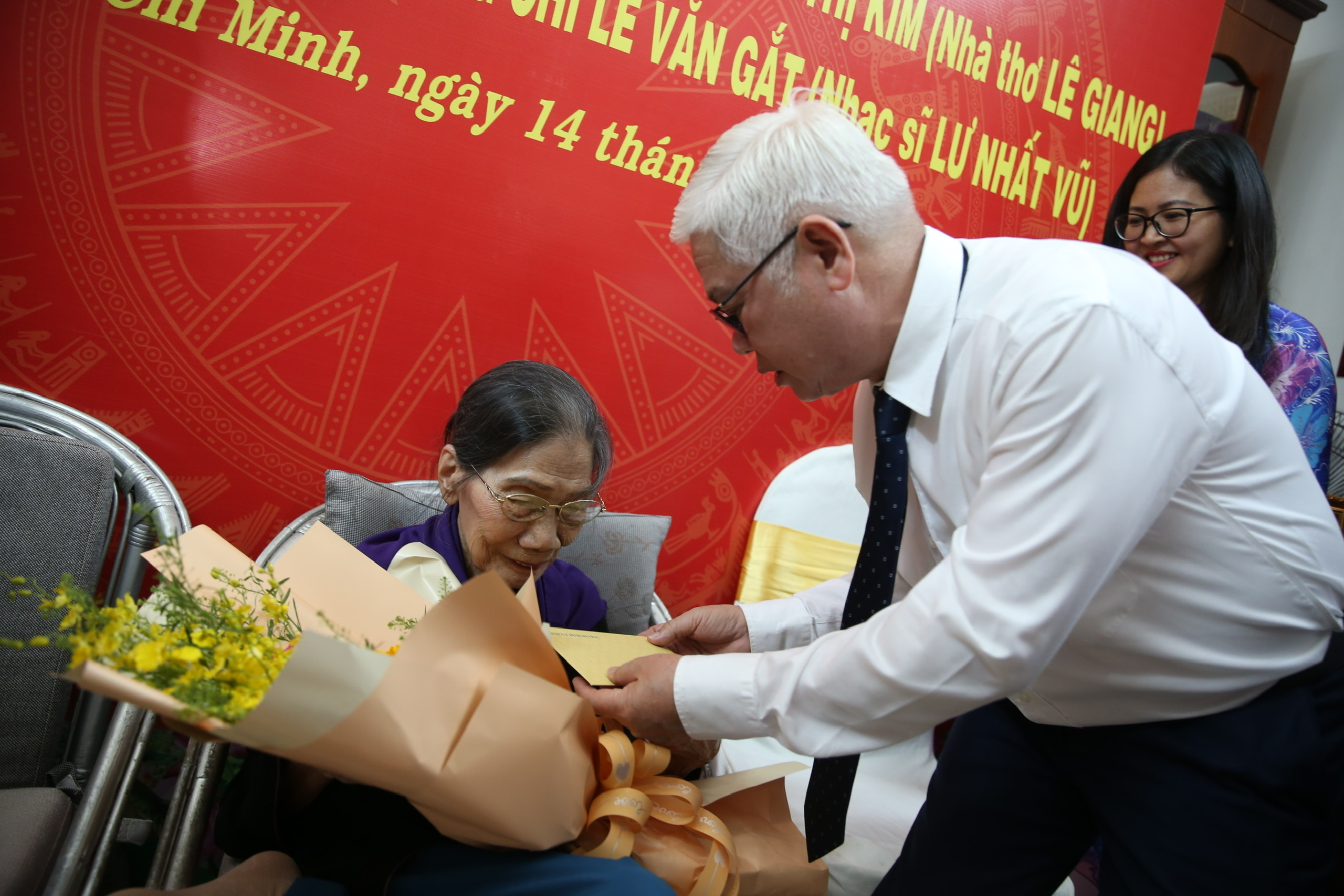 Bí thư Nguyễn Văn Nên trao huy hiệu Đảng cho vợ chồng nhà thơ - nhạc sĩ Lê Giang- Lư Nhất Vũ- Ảnh 2.