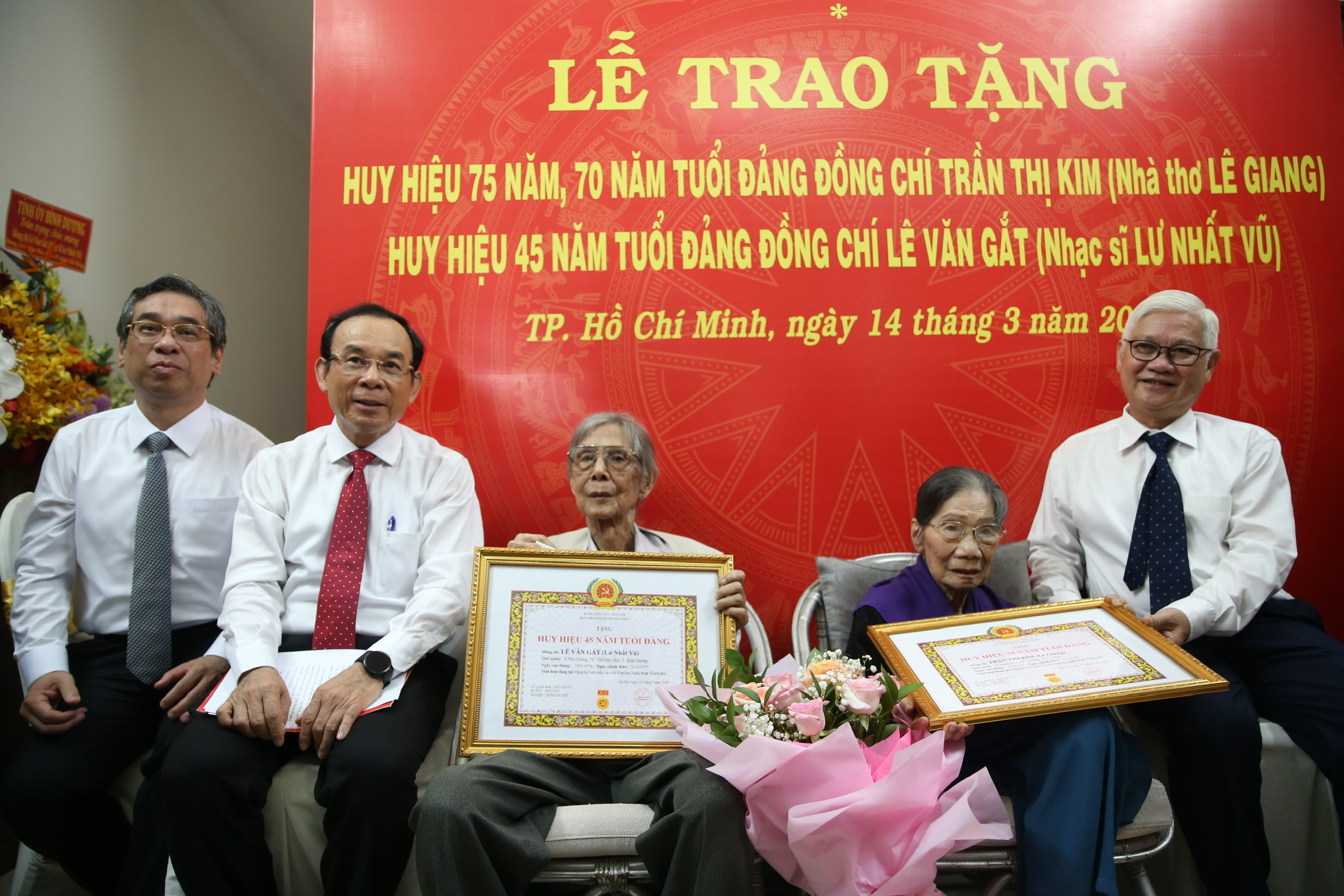 Bí thư Nguyễn Văn Nên trao huy hiệu Đảng cho vợ chồng nhà thơ - nhạc sĩ Lê Giang- Lư Nhất Vũ- Ảnh 3.