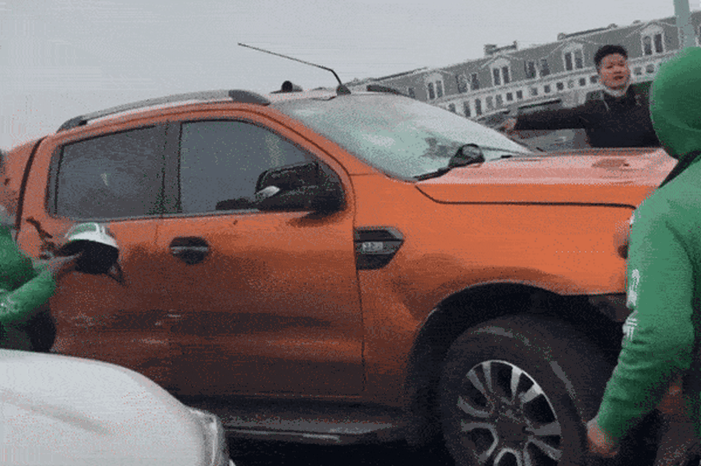 Chạy trốn cảnh s&aacute;t, xe b&aacute;n tải t&ocirc;ng loạt người đi đường- Ảnh 1.