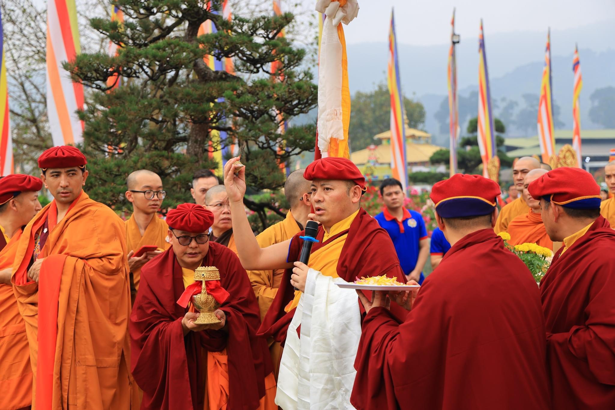 Khai quang điểm nh&atilde;n t&ocirc;n tượng Đức Phật Th&iacute;ch Ca tại Đại Bảo Th&aacute;p Mandala T&acirc;y Thi&ecirc;n- Ảnh 1.
