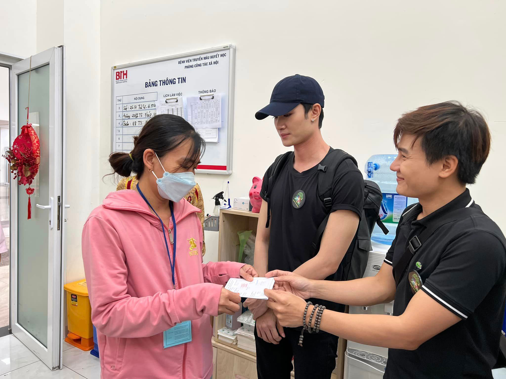 Trao biên lai viện phí cho người nhà bệnh nhi