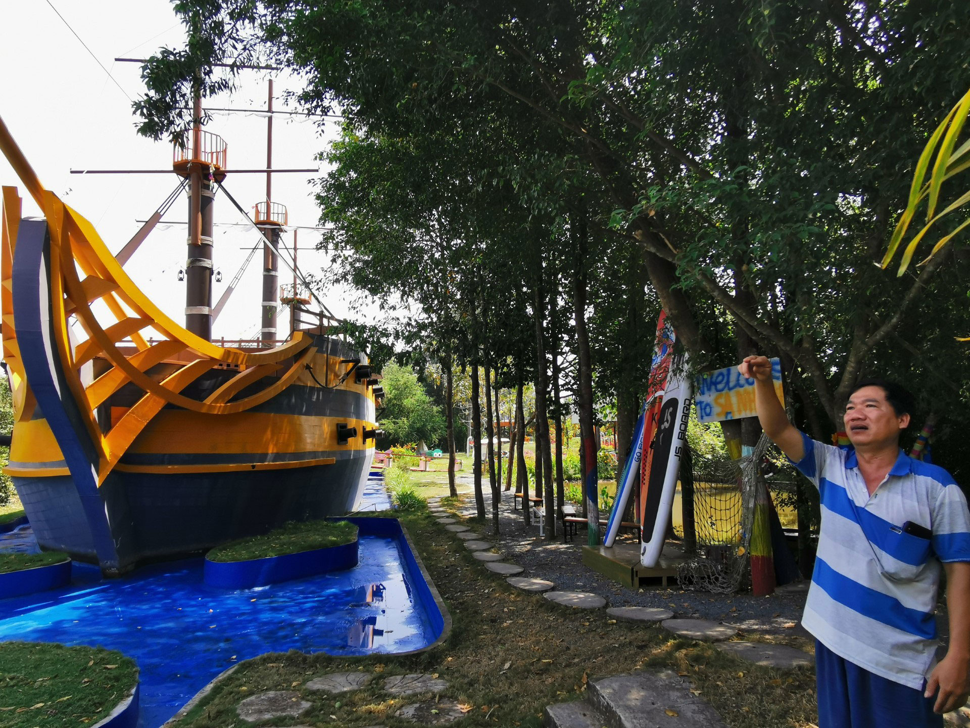 Anh Trần Minh Đạo hướng dẫn c&ocirc;ng nh&acirc;n l&agrave;m đẹp cảnh quan tại Khu Du lịch Sa Nhi&ecirc;n Garden