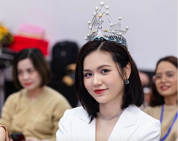 Hoa hậu Lương Kỳ Duyên ngồi ghế nóng chấm
