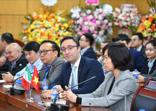Trường đại học hợp t&aacute;c với h&agrave;ng chục doanh nghiệp để giải quyết b&agrave;i to&aacute;n thực tiễn- Ảnh 1.