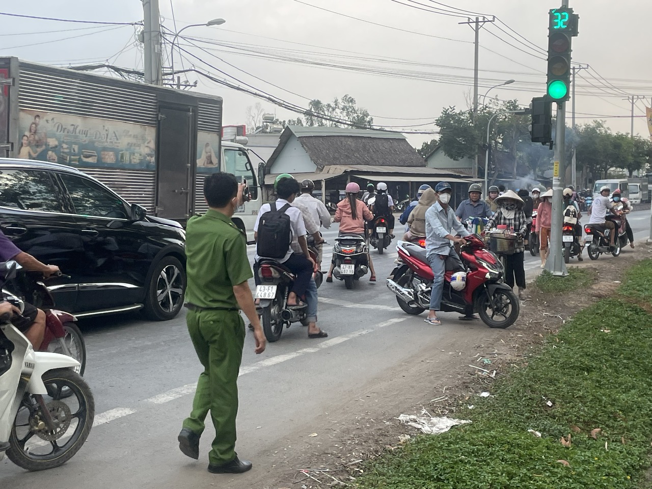 Muốn nhanh, nhiều phụ huynh đi ngược chiều, bất chấp nguy hiểm- Ảnh 1.