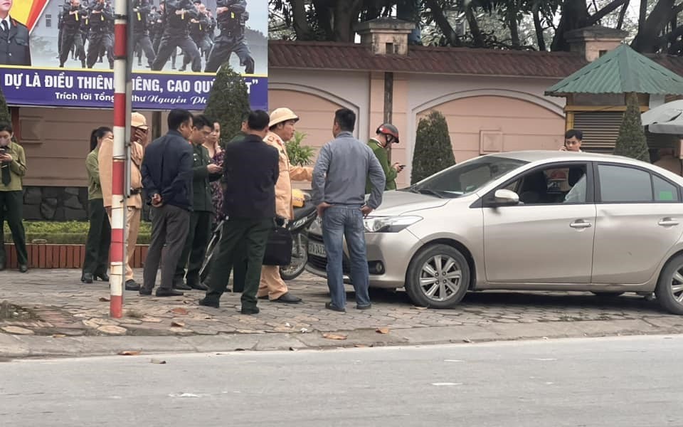 Tạm đình chỉ công tác cán bộ hải quan đập vỡ kính ôtô sau va chạm giao thông