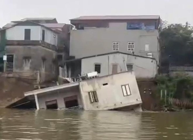 VIDEO: Ng&ocirc;i nh&agrave; 2 tầng sụt, ch&igrave;m nghỉm xuống s&ocirc;ng trong chưa đầy 2 ph&uacute;t- Ảnh 1.