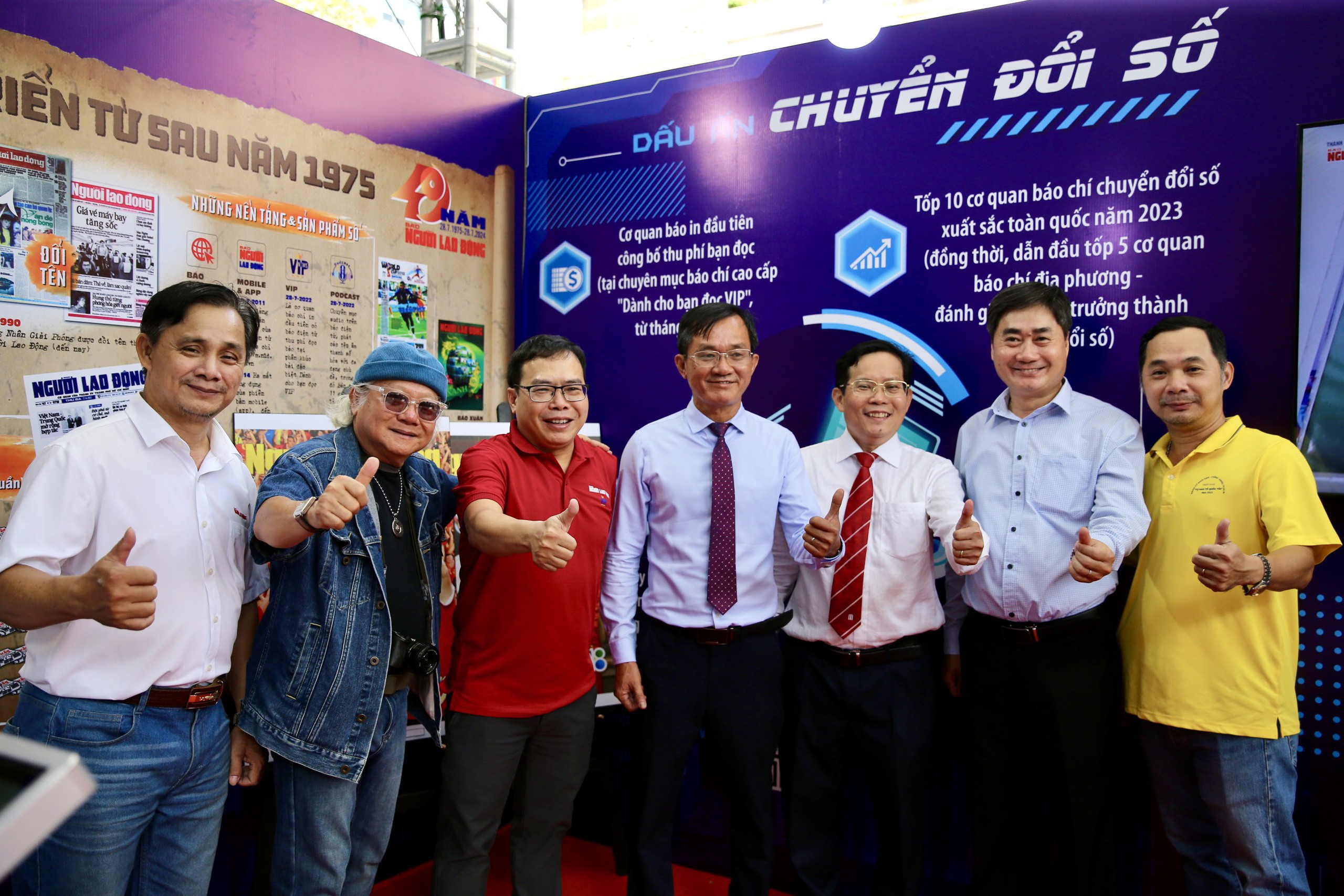 Gian trưng b&agrave;y B&aacute;o Người Lao Động thu h&uacute;t nhiều bạn đọc tham quan- Ảnh 11.