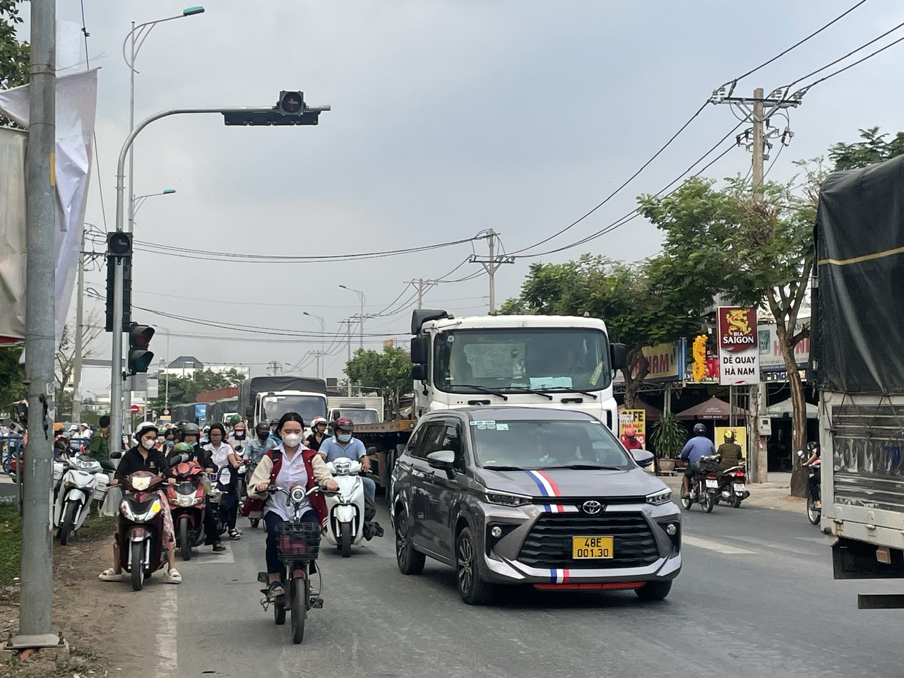 Muốn nhanh, nhiều phụ huynh đi ngược chiều, bất chấp nguy hiểm- Ảnh 2.
