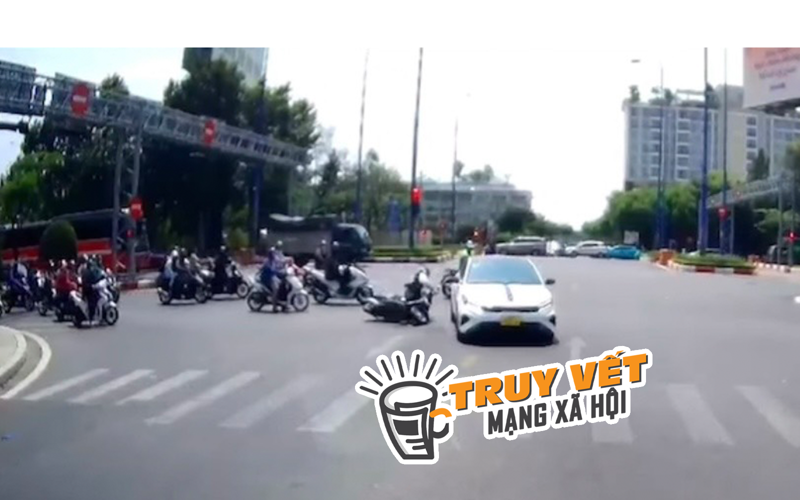 Xôn xao clip ô tô 4 chỗ vượt ẩu khiến xe máy té ngã ở TP Thủ Đức