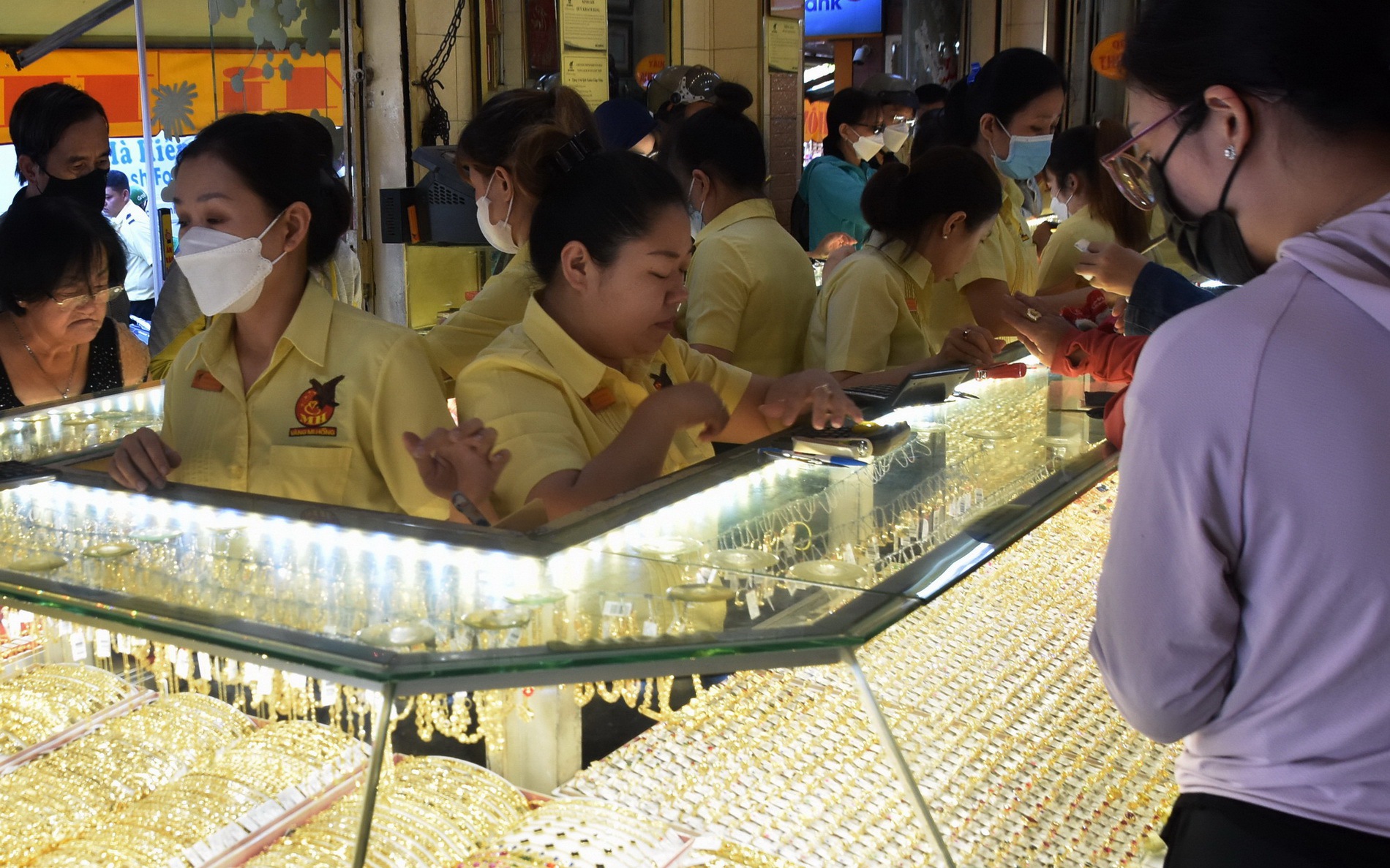 Giá vàng hôm nay, 16-3: Tiếp tục gây bất ngờ