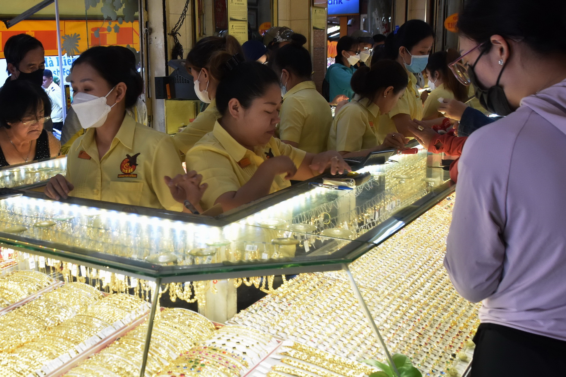 Giá vàng hôm nay, 16-3: Tiếp tục gây bất ngờ- Ảnh 1.