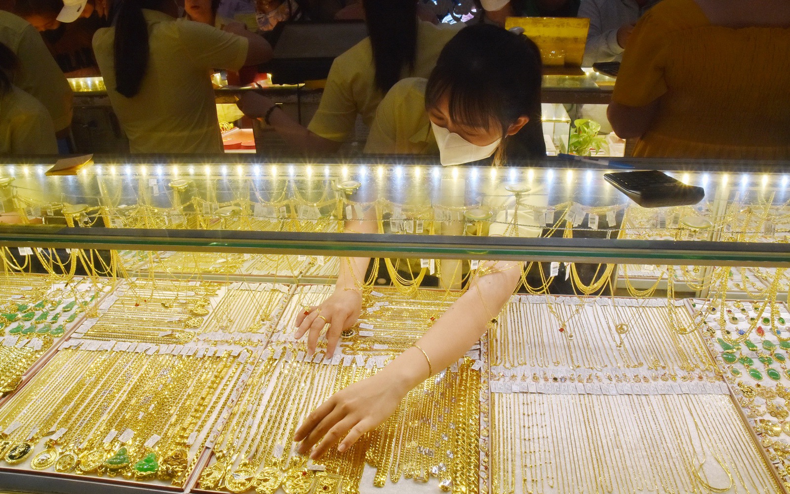 Gần trưa, giá vàng SJC và vàng nhẫn biến động ngược chiều