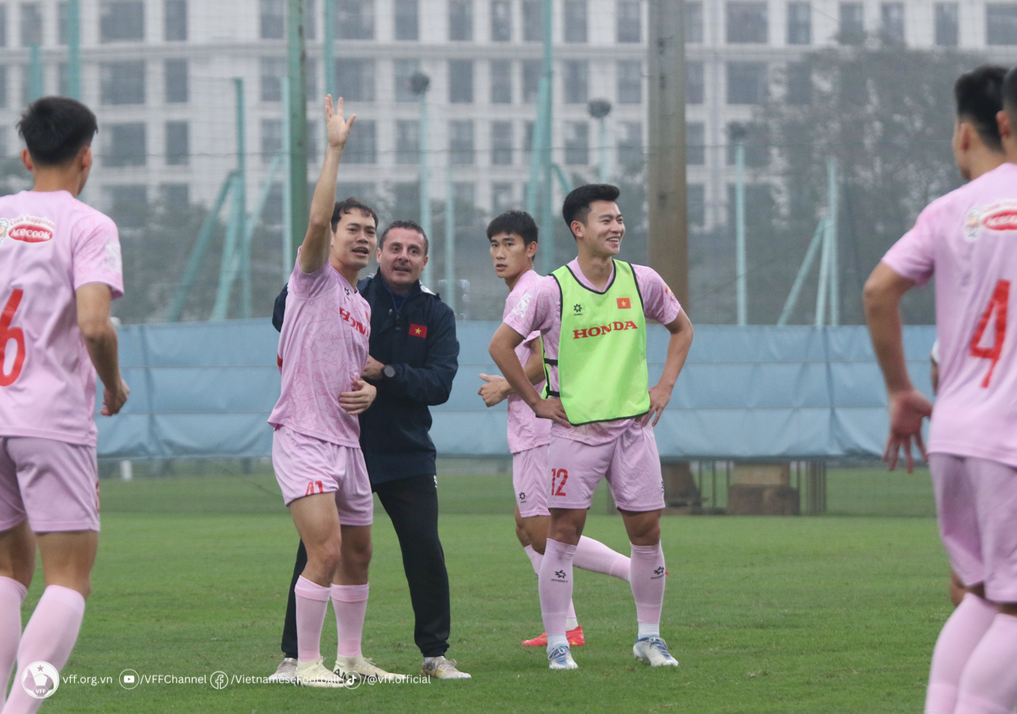 B&ugrave;i Ho&agrave;ng Việt Anh trở lại tập luyện, tuyển Việt Nam l&agrave;m quen với b&oacute;ng- Ảnh 3.