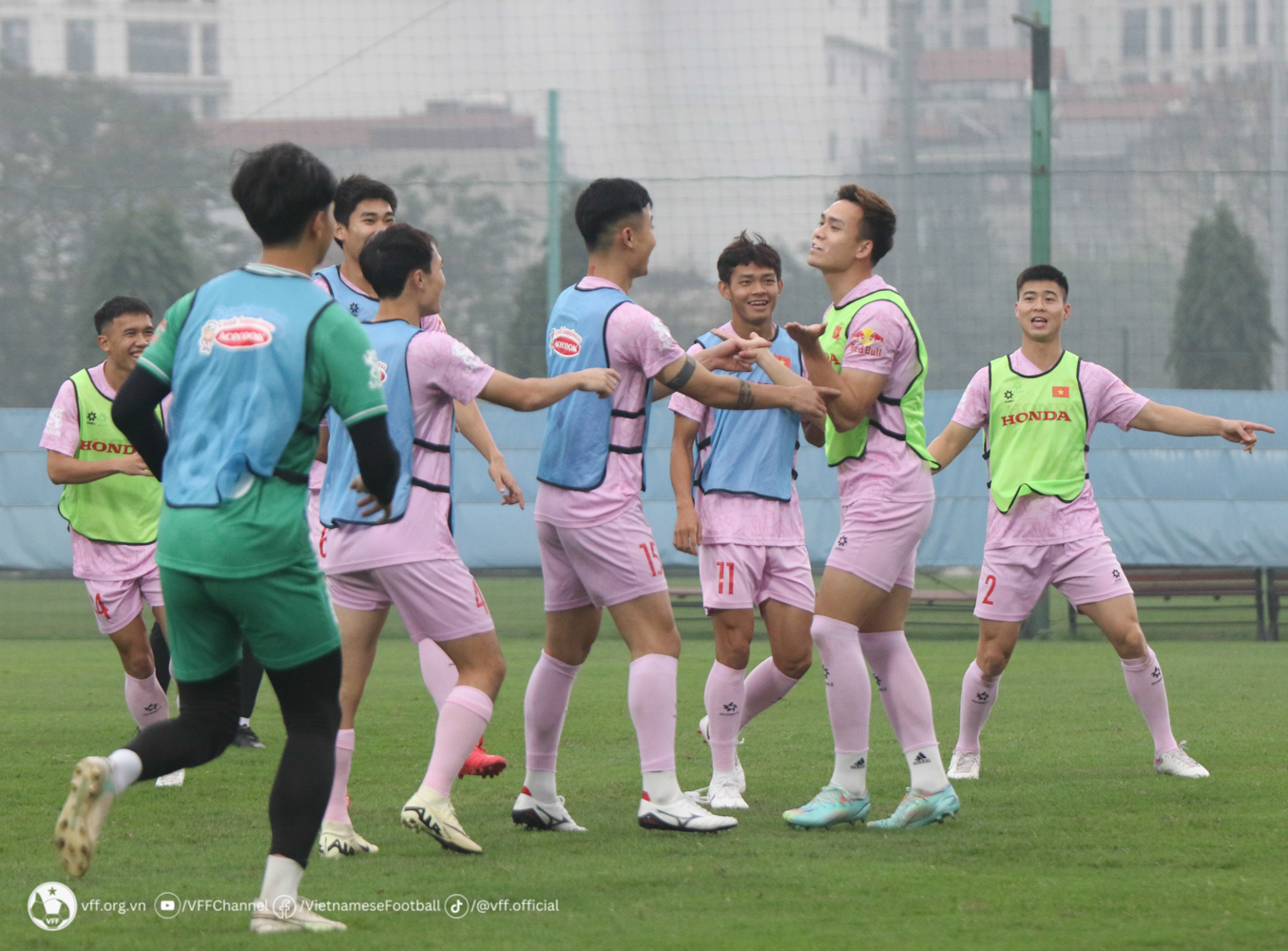 B&ugrave;i Ho&agrave;ng Việt Anh trở lại tập luyện, tuyển Việt Nam l&agrave;m quen với b&oacute;ng- Ảnh 1.
