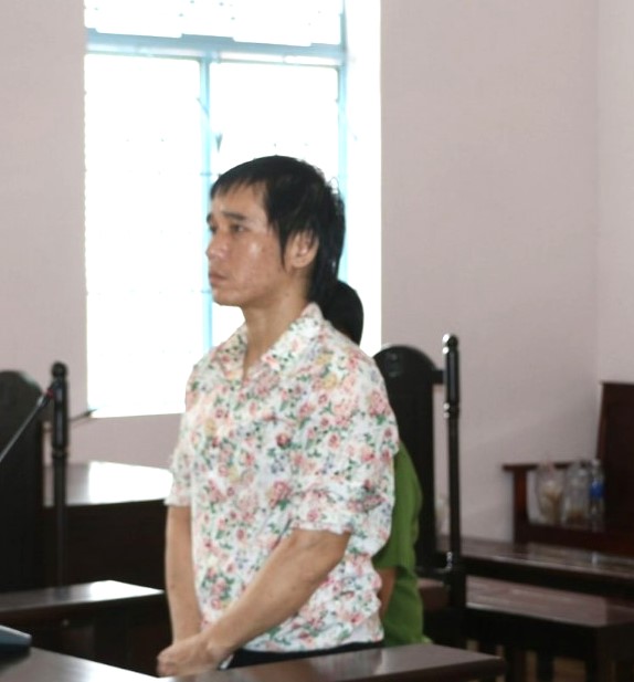 Người đ&agrave;n &ocirc;ng d&ugrave;ng c&acirc;y xăm gạo đ&acirc;m 3 c&aacute;n bộ c&ocirc;ng an bị thương l&atilde;nh 2 năm t&ugrave;- Ảnh 1.