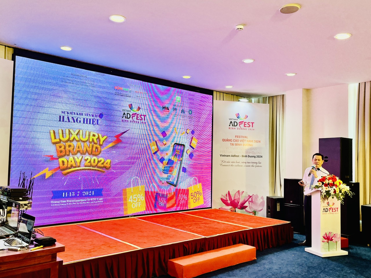 Kh&aacute;ch dự Festival Quảng c&aacute;o Việt Nam 2024 sẽ được mua h&agrave;ng hiệu giảm gi&aacute;- Ảnh 1.