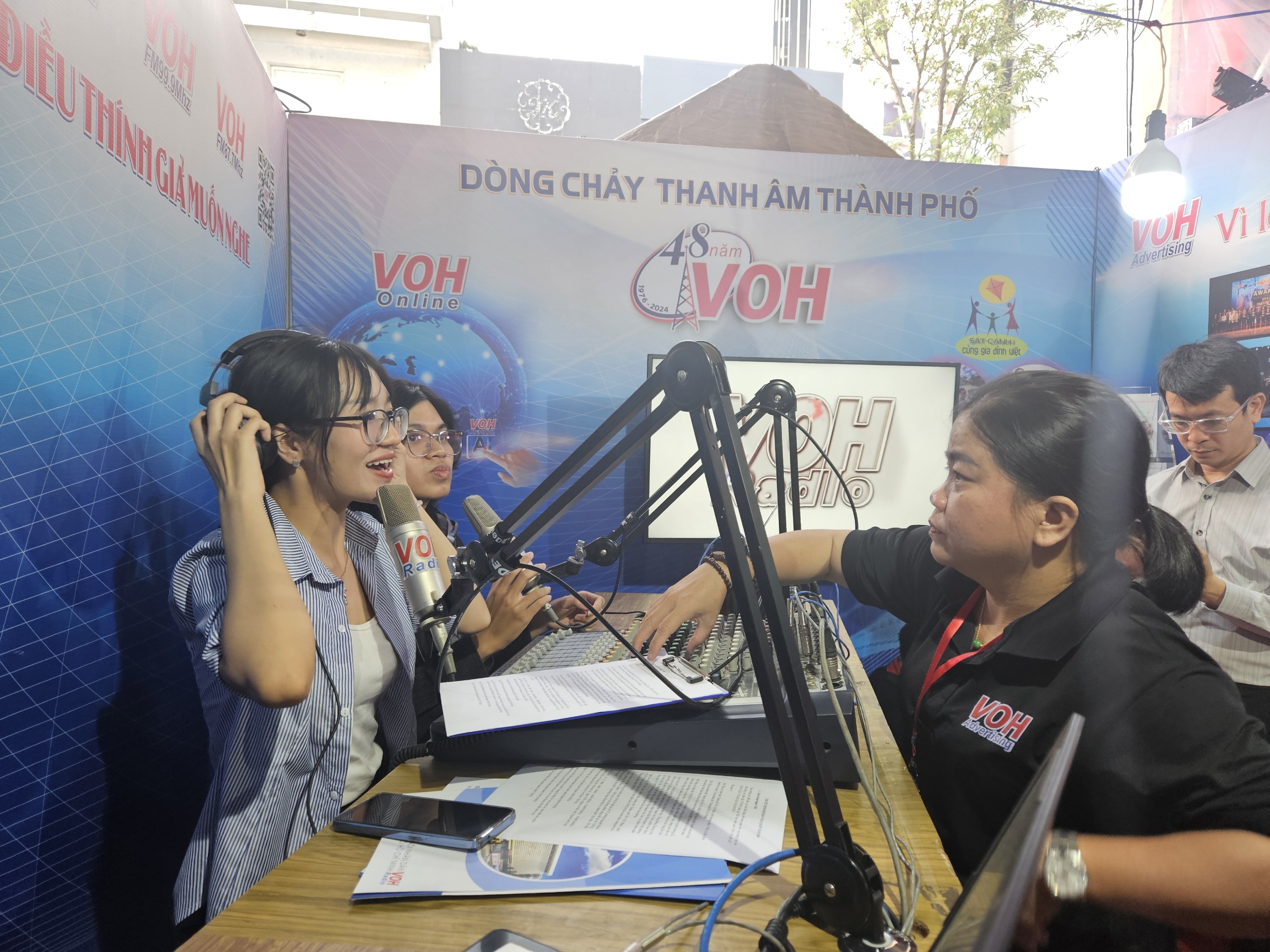 Sinh vi&ecirc;n &ldquo;nằm v&ugrave;ng&rdquo;, bỏ t&uacute;i nhiều b&iacute; k&iacute;p tại Hội b&aacute;o to&agrave;n quốc 2024- Ảnh 1.
