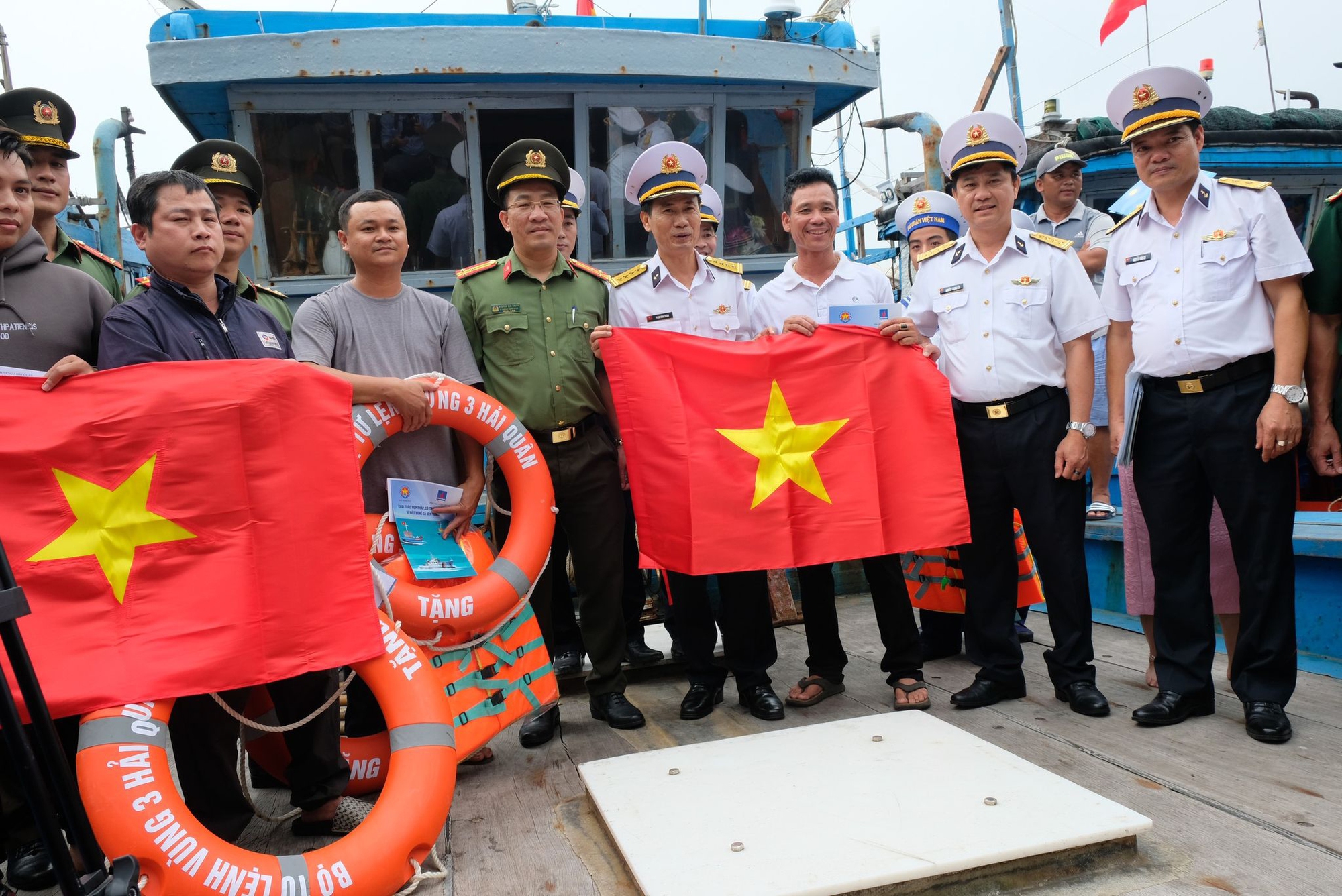 V&ugrave;ng 3 Hải qu&acirc;n trao cờ Tổ quốc cho ngư d&acirc;n Đ&agrave; Nẵng- Ảnh 1.