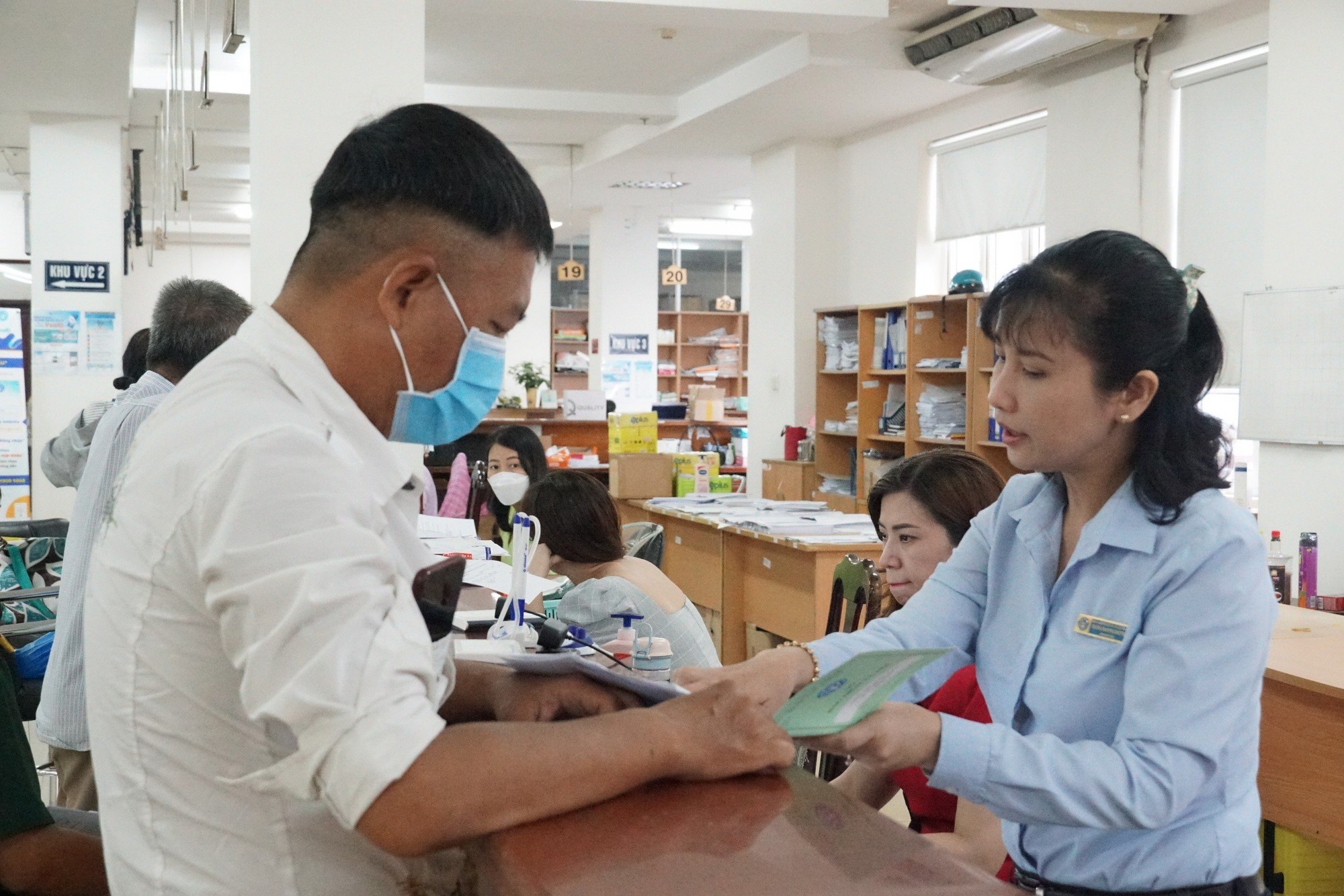 Ch&iacute;nh s&aacute;ch lao động tiền lương v&agrave; c&ocirc;ng chức c&oacute; hiệu lực từ th&aacute;ng 4-2024- Ảnh 1.