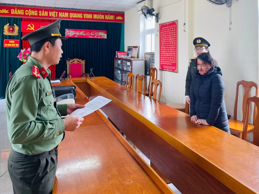 Khởi tố một c&aacute;n bộ Quỹ t&iacute;n dụng x&atilde; tổ chức cho người kh&aacute;c xuất cảnh tr&aacute;i ph&eacute;p- Ảnh 1.