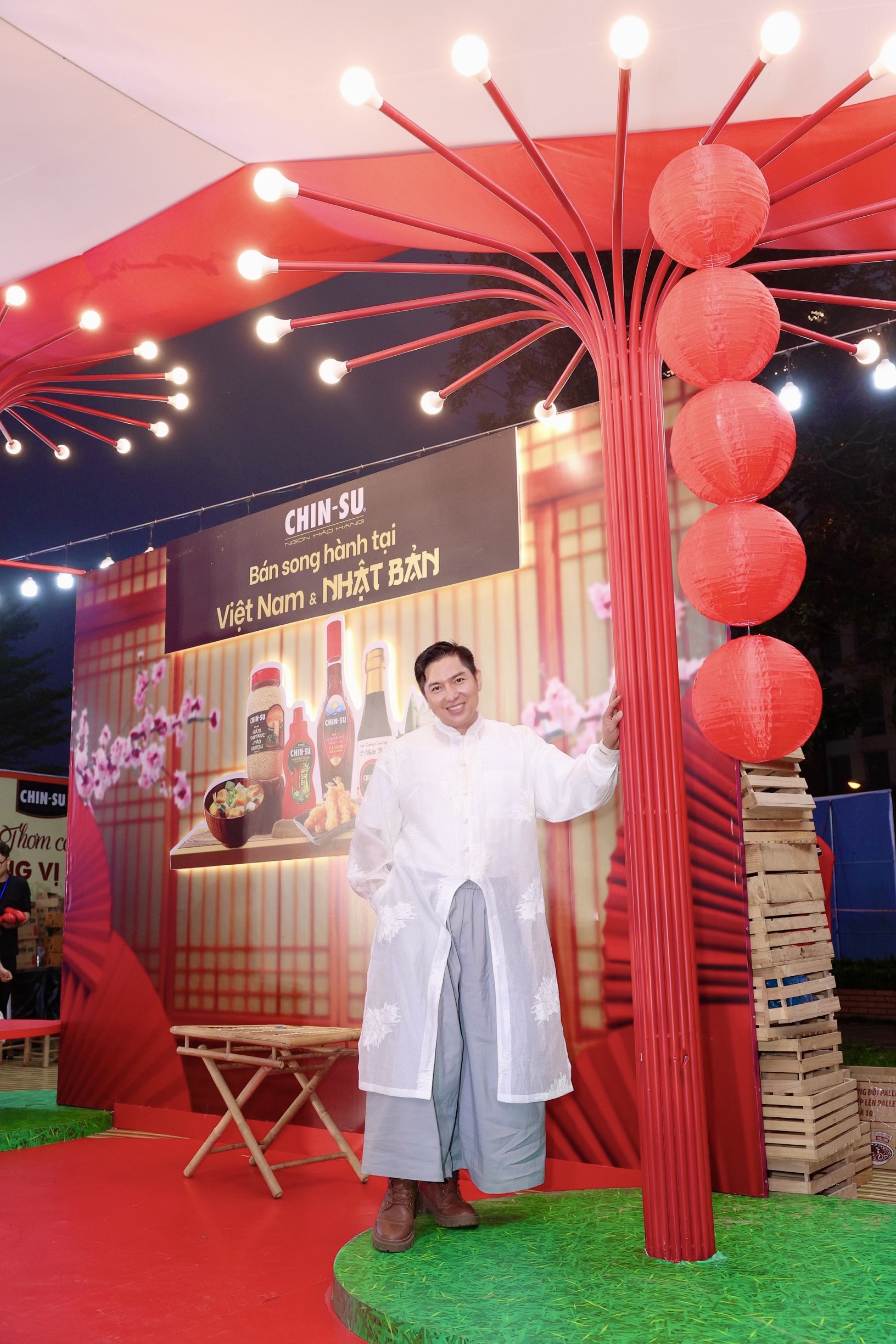 BTV Tuấn Duy thanh lịch với  &ldquo;Trăng hoa&rdquo;- Ảnh 1.