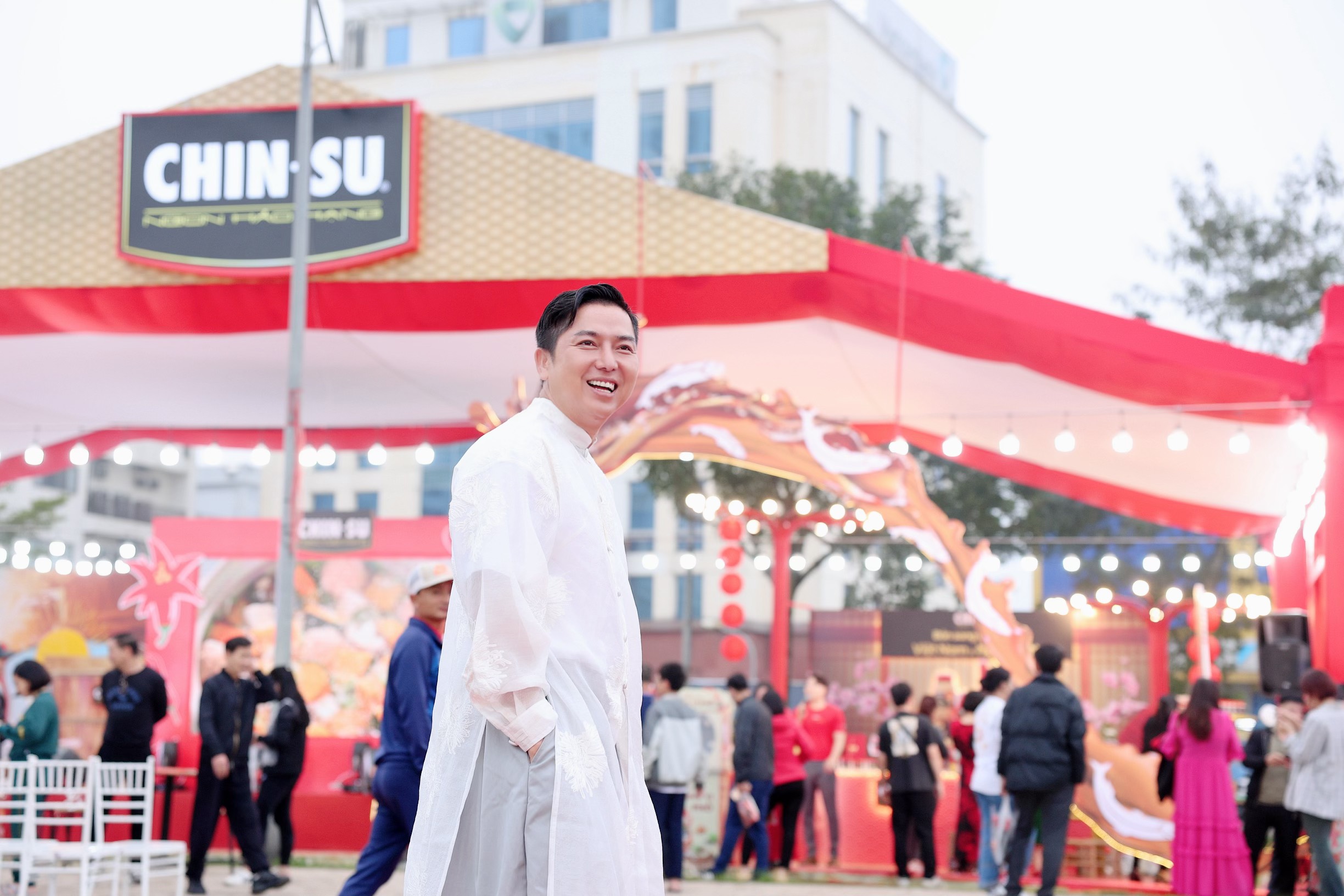 BTV Tuấn Duy thanh lịch với  &ldquo;Trăng hoa&rdquo;- Ảnh 4.